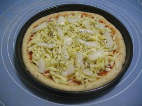 撒上洋葱片撒上披萨草和罗勒叶