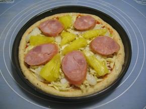 摆上菠萝块，披萨饼皮边缘刷上鸡蛋液