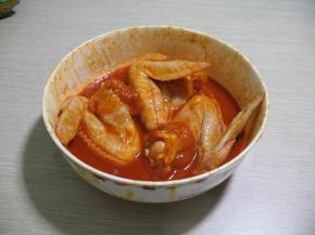 放入鸡翅调料中，充分揉均，让鸡翅多沾些调料汁，用牙签在鸡翅上扎一些眼，把鸡翅放入冰箱冷藏12小时以上