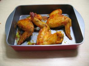 烤熟了，烤盘中出了一些油，鸡翅很好吃