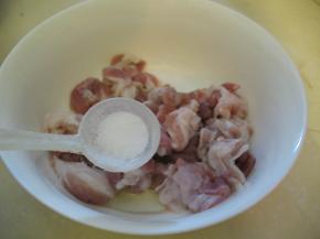 牛肉切块加入适量的盐