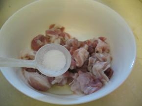 牛肉切块加入适量的盐