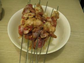 把肉串在铁签子上