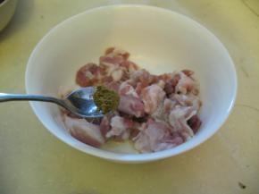 加入少许五香粉