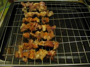 串好的肉串放在烤网上撒上辣椒面