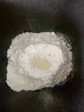 把面团的材料依液体、粉类、酵母的顺序放入面包桶