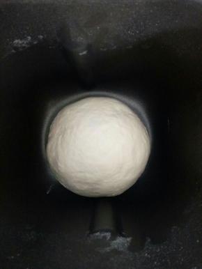 揉20分钟，面团拿出来滚圆，再放入面包桶发酵