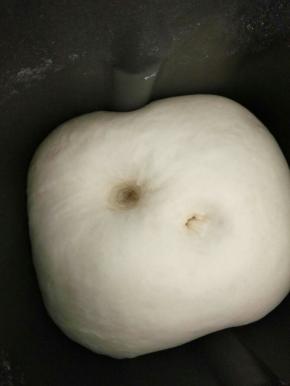 手指沾面粉戳一个洞，不回缩不塌陷就发好了