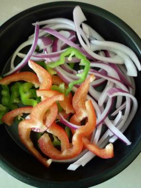 等面团发酵的时候来准备蔬菜，切好的菜放入烤盘