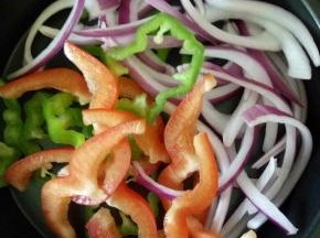 等面团发酵的时候来准备蔬菜，切好的菜放入烤盘