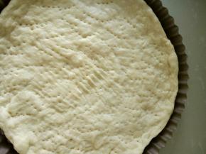 排气，面团大概分成一个六寸，一个九点五寸，擀好放入烤盘用叉子叉一些孔，松弛20分钟