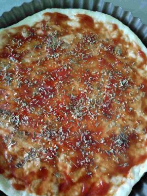 撒上披萨草和罗勒叶碎