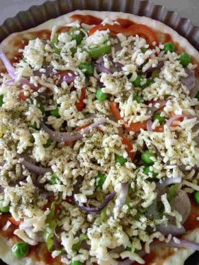 再铺一层马苏里拉芝士，撒上欧芹碎