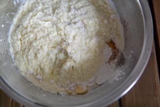 混合所有奶黄馅料的材料。