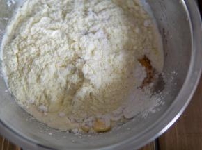 混合所有奶黄馅料的材料。