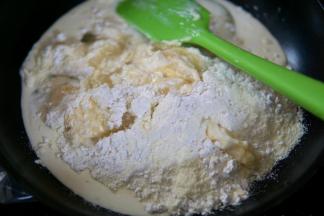 选用不粘锅小火炒制馅料（小火下火，拿捏不好的选择蒸熟）