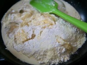 选用不粘锅小火炒制馅料（小火下火，拿捏不好的选择蒸熟）