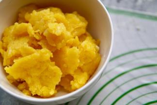 炒至奶黄馅成如图的块状（一定要一边加热一边搅拌）
炒好的奶黄馅晾凉备用。