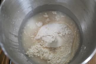 现在开始和面团，面团所有材料混合