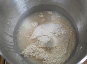 现在开始和面团，面团所有材料混合