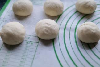 发酵好的面团排气后分成适量大小，大概15份的样子