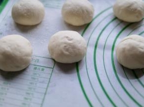 发酵好的面团排气后分成适量大小，大概15份的样子