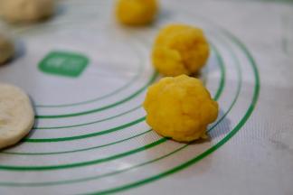 之前做的奶黄馅也分成等量大小的馅料团，同样是分成15份