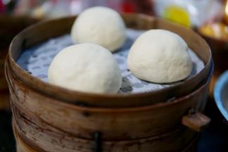 蒸锅放足冷水，把做好的奶黄包放入蒸笼纸上。醒发15分钟。