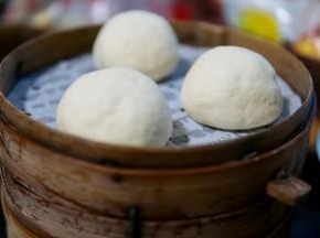 蒸锅放足冷水，把做好的奶黄包放入蒸笼纸上。醒发15分钟。