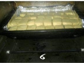 取出冻硬的面团，剪去保鲜袋。切成0.5cm厚的饼干，将饼干间隔的排入垫上锡纸的烤盘。烤箱预热180度，放中层，烤14分钟，再移至上层，转170度烤6分钟。
注：由于加了蛋黄，饼干底部在烤的过程会最先上色。看到底部上色后，将烤盘移至上层，继续烤到表面金黄。温度及时间要视自家烤箱情况灵活掌握，烤的过程最好不要离开，随时观察，以免烤焦。