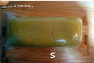 将面团套入保鲜袋，整成长方形柱体，放冰箱冷冻1小时变硬；