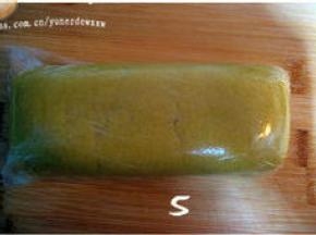 将面团套入保鲜袋，整成长方形柱体，放冰箱冷冻1小时变硬；