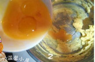 蛋黄+蛋液混合，分次少量加入打发的黄油中，搅打均匀；