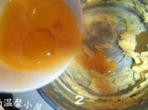 蛋黄+蛋液混合，分次少量加入打发的黄油中，搅打均匀；