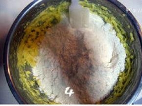 低粉、泡打粉、奶粉混合过筛，加入干豆渣拌匀；再将混合均匀的低粉倒入搅打好的黄油中，用刮刀拌至无干粉后，用手将面粉抓捏成团即可（不要过份揉搓，以免面团出筋影响口感）；
