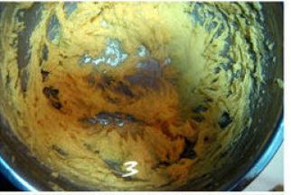 加入盐，继续搅打均匀；