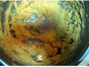 加入盐，继续搅打均匀；