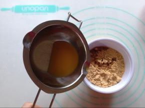 消化饼干用擀面杖压碎（或料理机打碎），加入融化的黄油并拌匀
