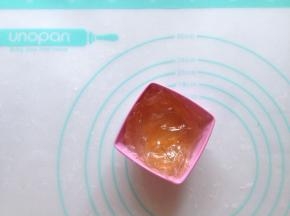 吉利丁片用冷水泡软后去除多余的水份，隔热水将吉利丁化成液体