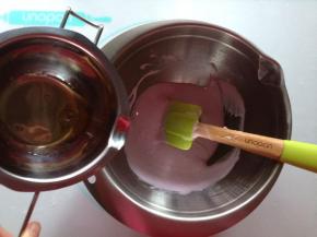 自制蓝莓酸奶中加入细砂糖用刮刀搅拌均匀