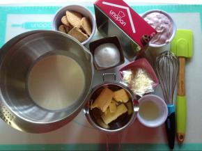准备好所有的材料，黄油隔水融化