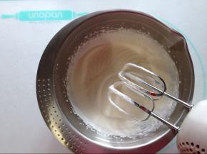 将隔水溶化的吉利丁液倒入蓝莓酸奶中，快速搅拌均匀后加入柠檬汁