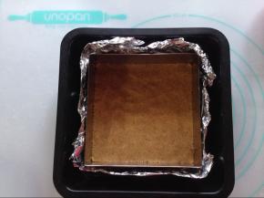 用锡纸将屋诺UN27201方形慕斯圈包好，倒入黄油饼干碎压实，放进冰箱冷藏半个小时