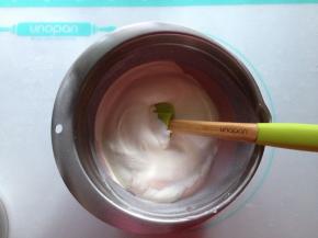 将打发好的淡奶油倒入蓝莓酸奶糊中，翻拌均匀成蓝莓酸奶慕斯糊