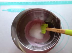 用电动打蛋器将淡奶油打发至5-6分发，出现纹路且流动状态即可