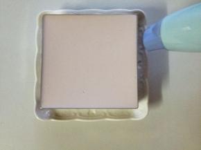 取出冷藏的饼底，将蓝莓酸奶慕斯糊倒入模具，放冰箱冷藏至少4小时