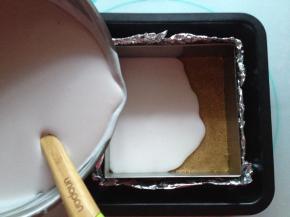 取出做好的蓝莓酸奶慕斯，用吹风机（或热毛巾）将周围轻微加热，方便脱模