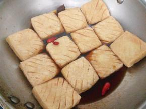 放入炸好的豆干，加盖大火烧开。