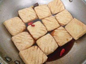 放入炸好的豆干，加盖大火烧开。