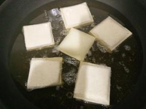 七分热放入豆干，中火炸